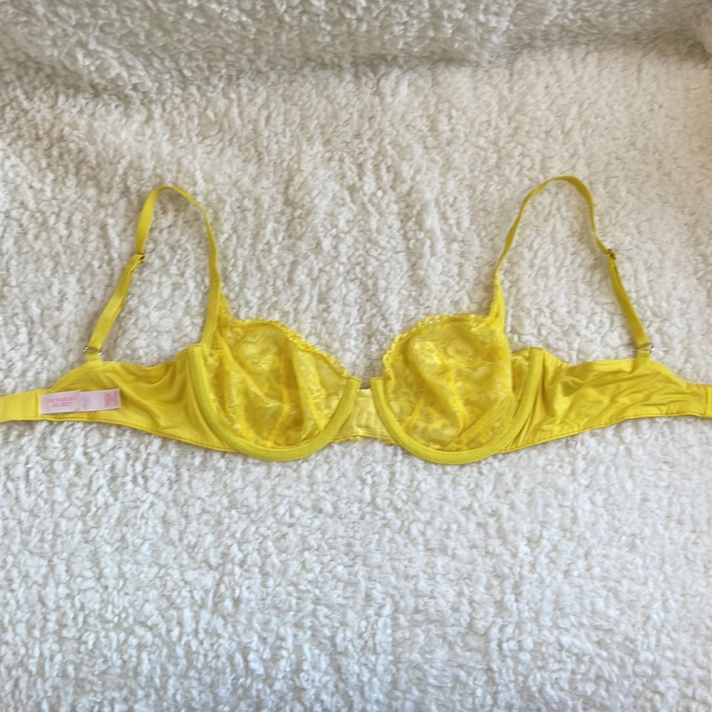 Victoria’s Secret Lace Bra with Underwire - Picture 3 of 5